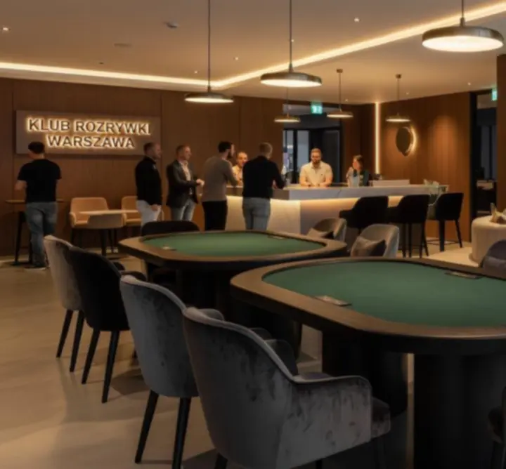 Nowoczesne wnętrze Nova Rizone z pokerowymi stołami i ekranami sportowymi